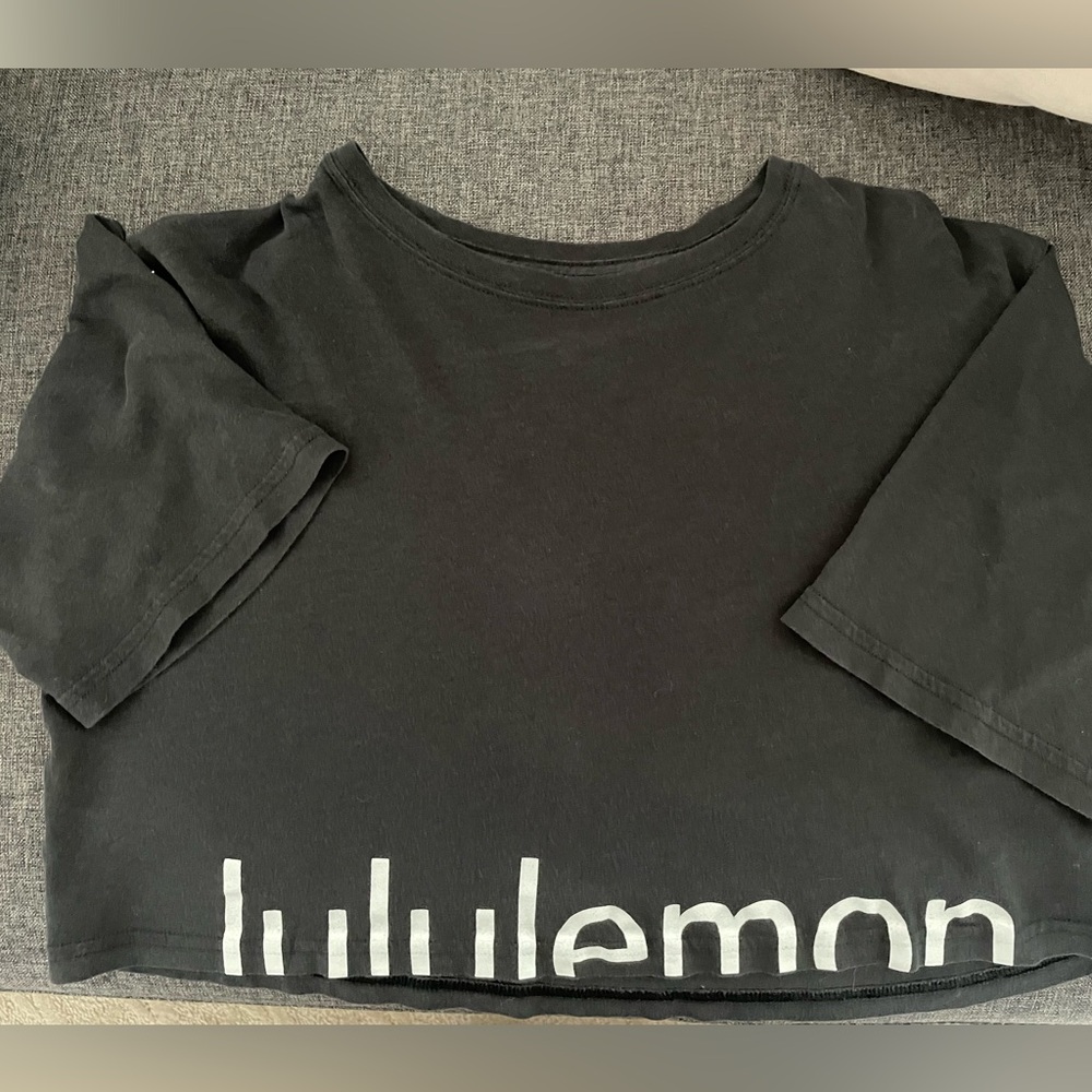 LULULEMON GRAPHIC CROPPED TSHIRT